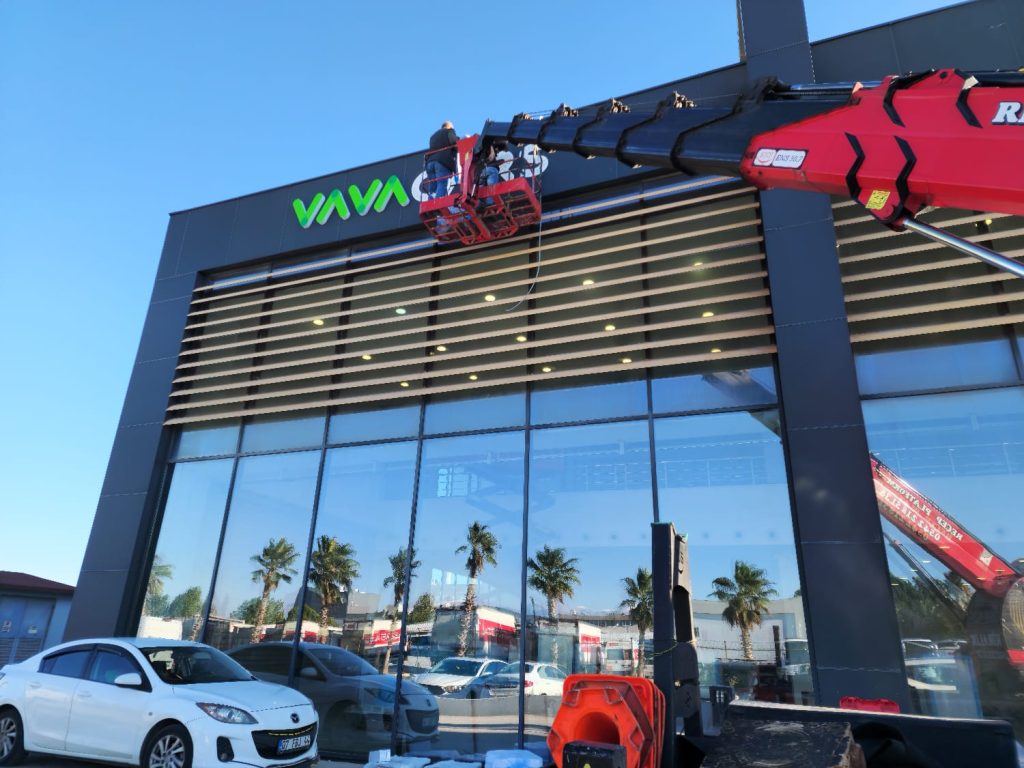 Vavacars cephe reklam tabelası